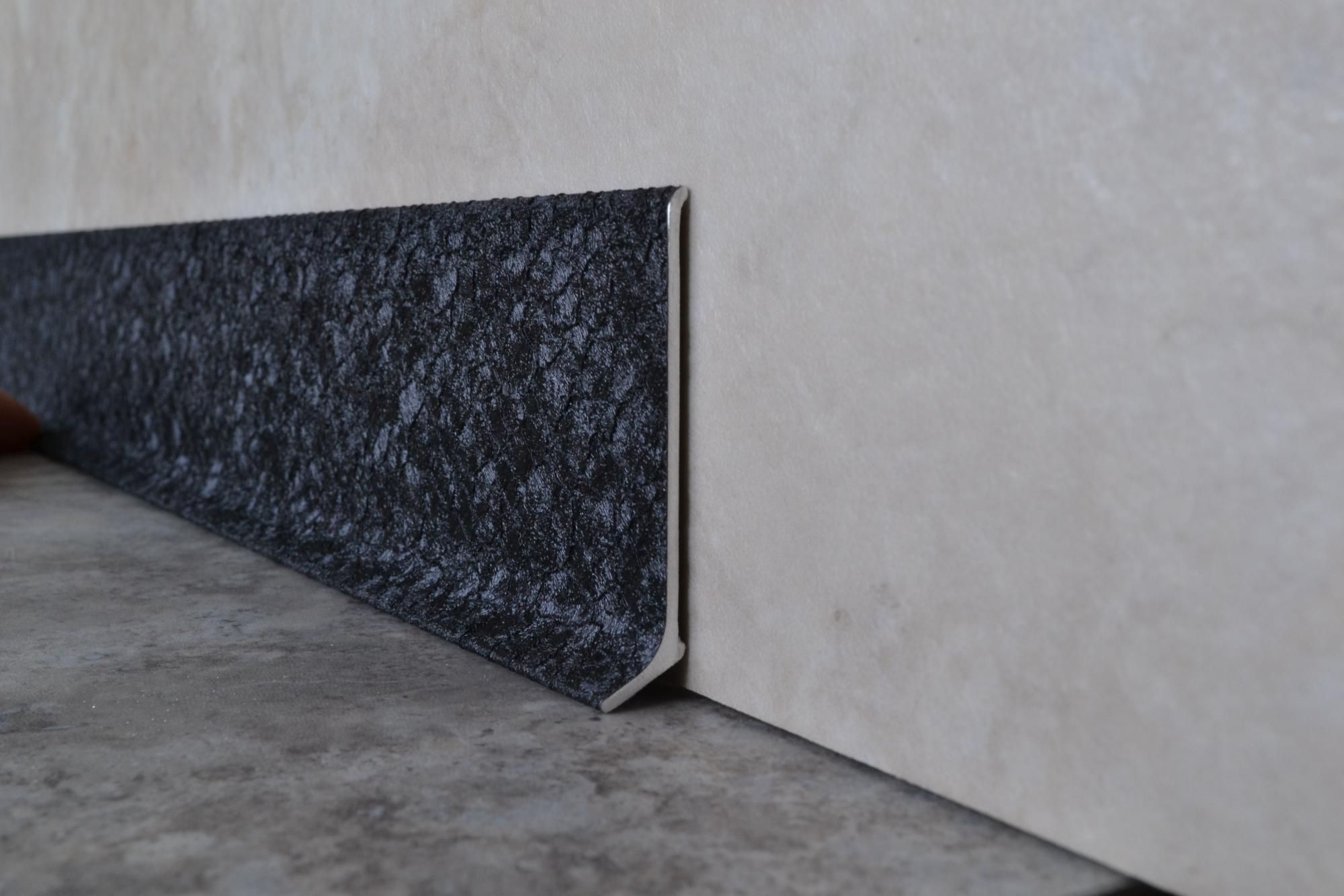 Плинтус алюминиевый L-образный текстура кожи черная (2500*11*60 мм) — купить в Твери